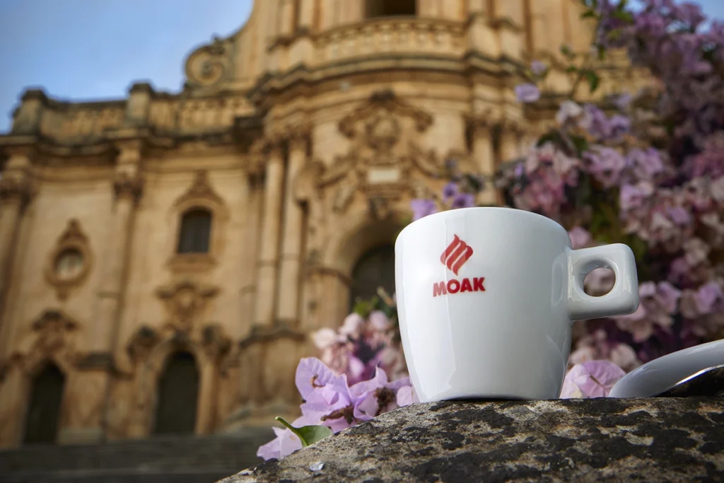 Moak_Tasse_vor_Gebude